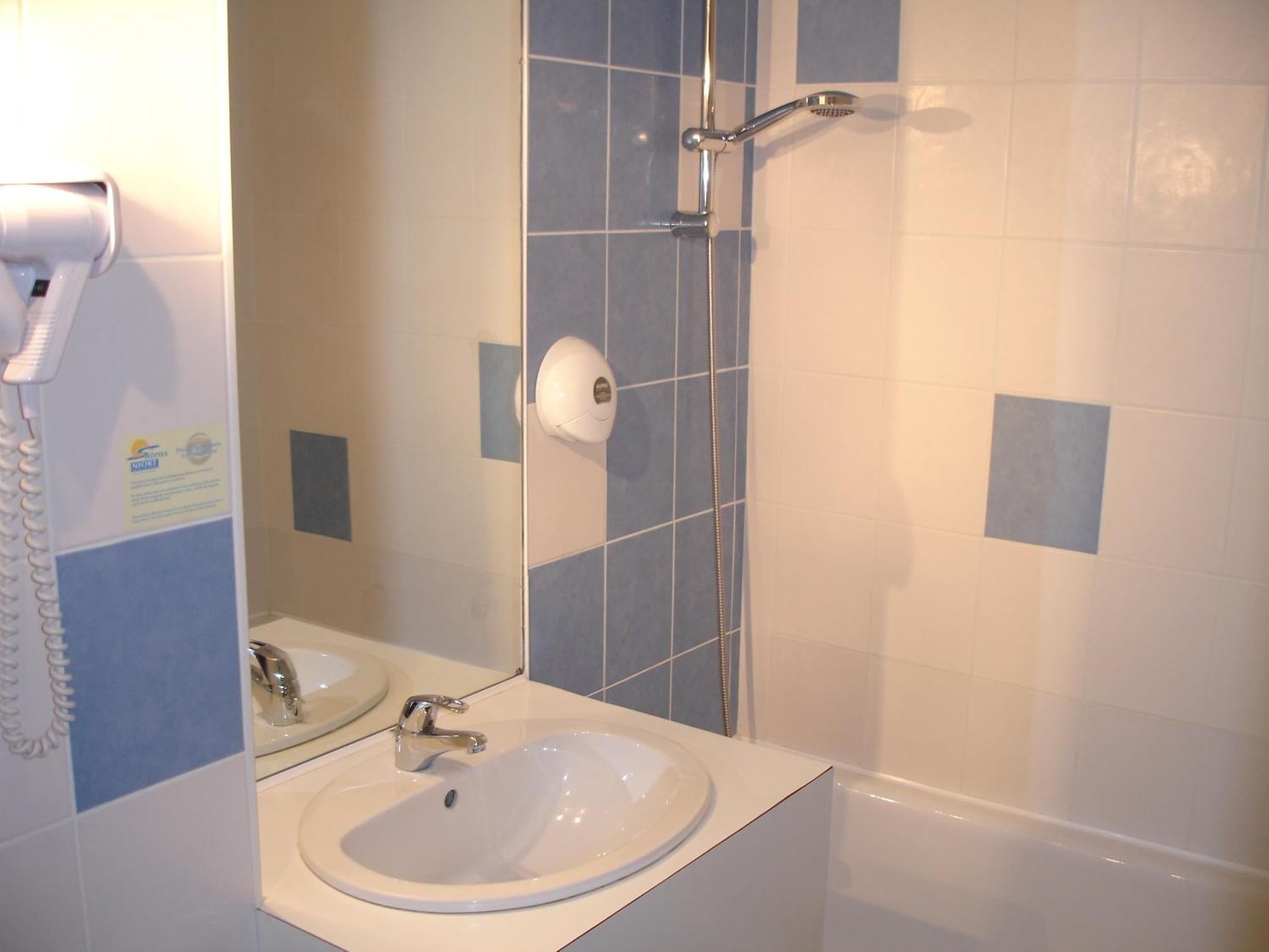 Agape Hotel Niort- Bessines Bilik gambar